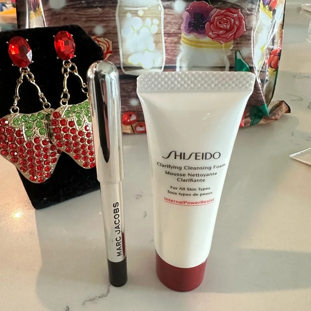 Shiseido Cleanser & Marc Jacob Eyeliner Mini set